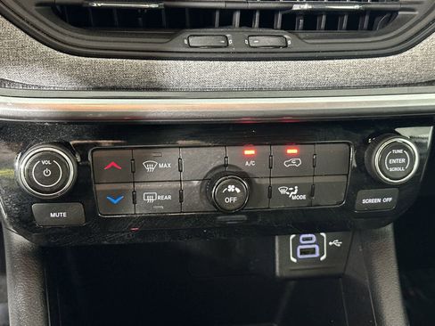 Used 2025 Jeep Compass Sport image 23