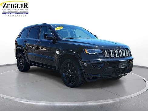 Certified 2022 Jeep Grand Cherokee Laredo X AWD/4WD image 3