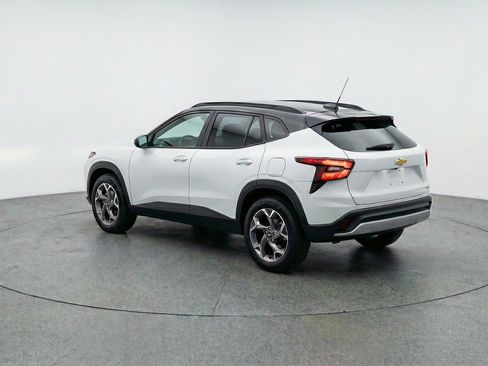 Used 2025 Chevrolet Trax LT w/ LT Convenience Package image 5