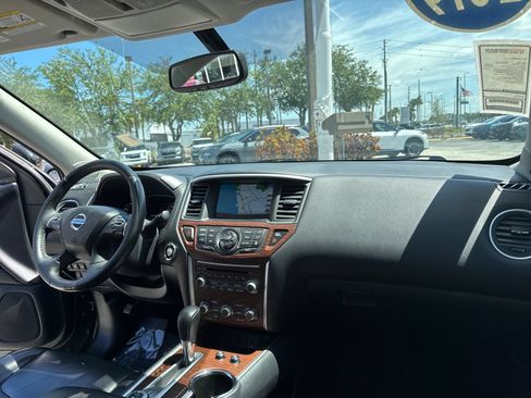 Used 2019 Nissan Pathfinder Platinum AWD/4WD image 46