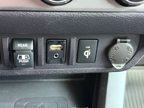 Used 2018 Toyota Tacoma TRD Sport w/ Technology Package AWD/4WD image 9