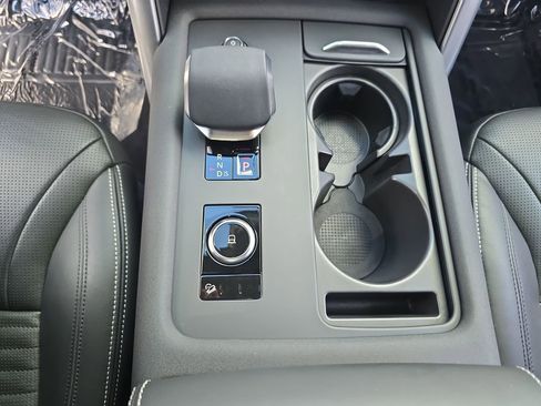 Used 2025 Land Rover Discovery Metropolitan Edition image 27