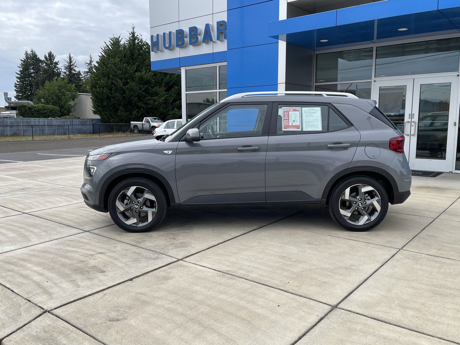 Used 2023 Hyundai Venue SEL FWD image 2