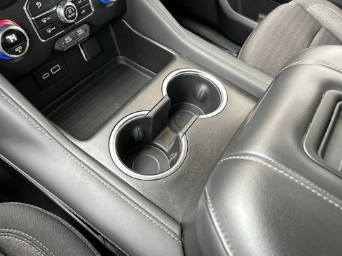 Used 2024 GMC Yukon SLE image 25