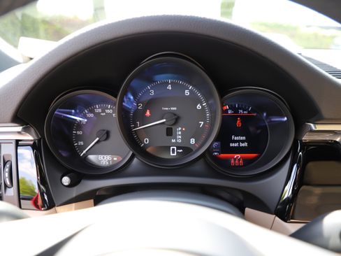 Used 2025 Porsche Macan AWD/4WD image 20