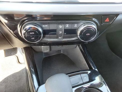 Used 2025 Chevrolet Trax LT FWD image 30
