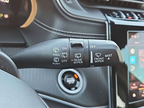 Used 2025 Jeep Grand Cherokee Laredo w/ Luxury Tech Group I image 27