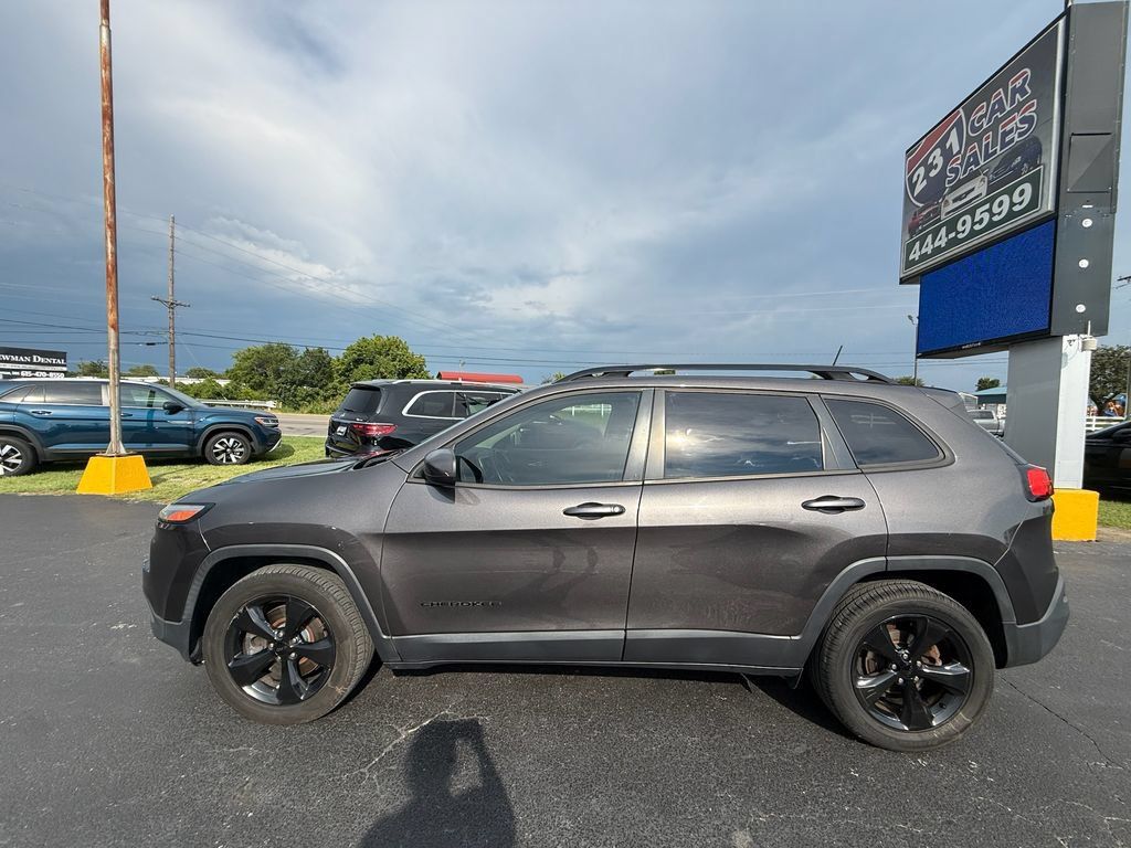 Used 2018 Jeep Cherokee Latitude w/ Altitude Package FWD image 7