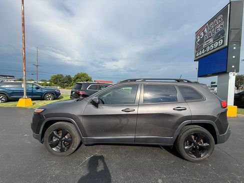 Used 2018 Jeep Cherokee Latitude w/ Altitude Package FWD image 7