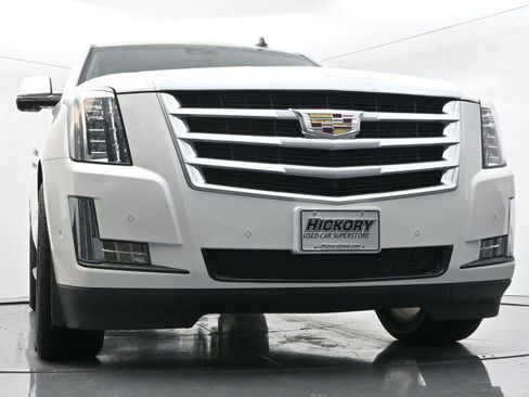 Used 2017 Cadillac Escalade ESV Luxury image 51