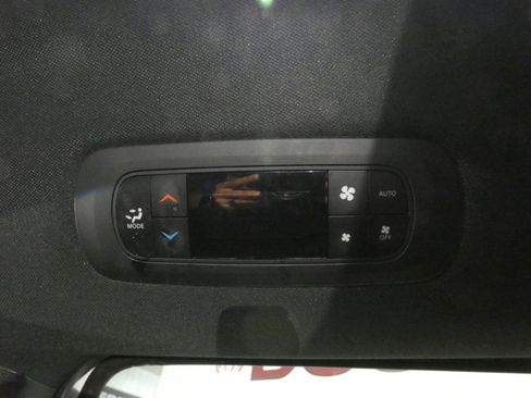 Used 2023 Chrysler Pacifica Touring FWD image 25