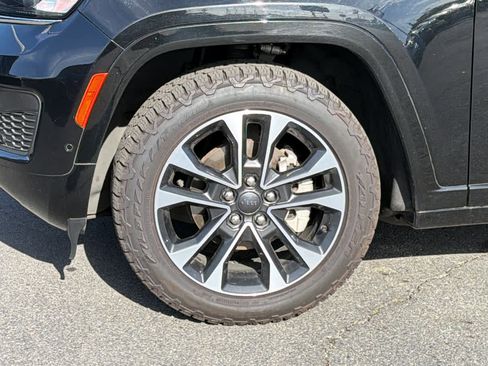 Used 2023 Jeep Grand Cherokee Overland w/ Luxury Tech Group IV AWD/4WD image 9