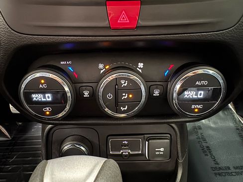 Used 2017 Jeep Renegade Latitude w/ Popular Equipment Group image 40