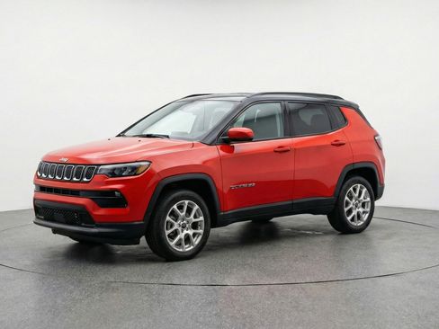 Used 2025 Jeep Compass Limited AWD/4WD image 3