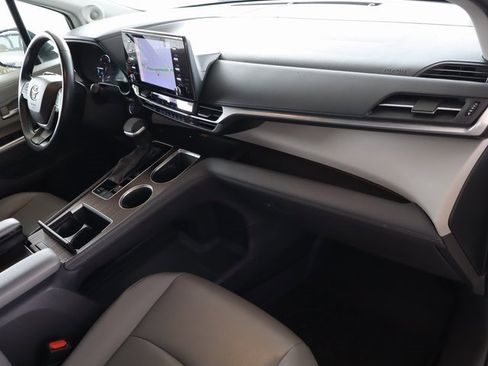 Used 2021 Toyota Sienna XLE image 45