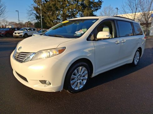 Used 2014 Toyota Sienna Limited image 3