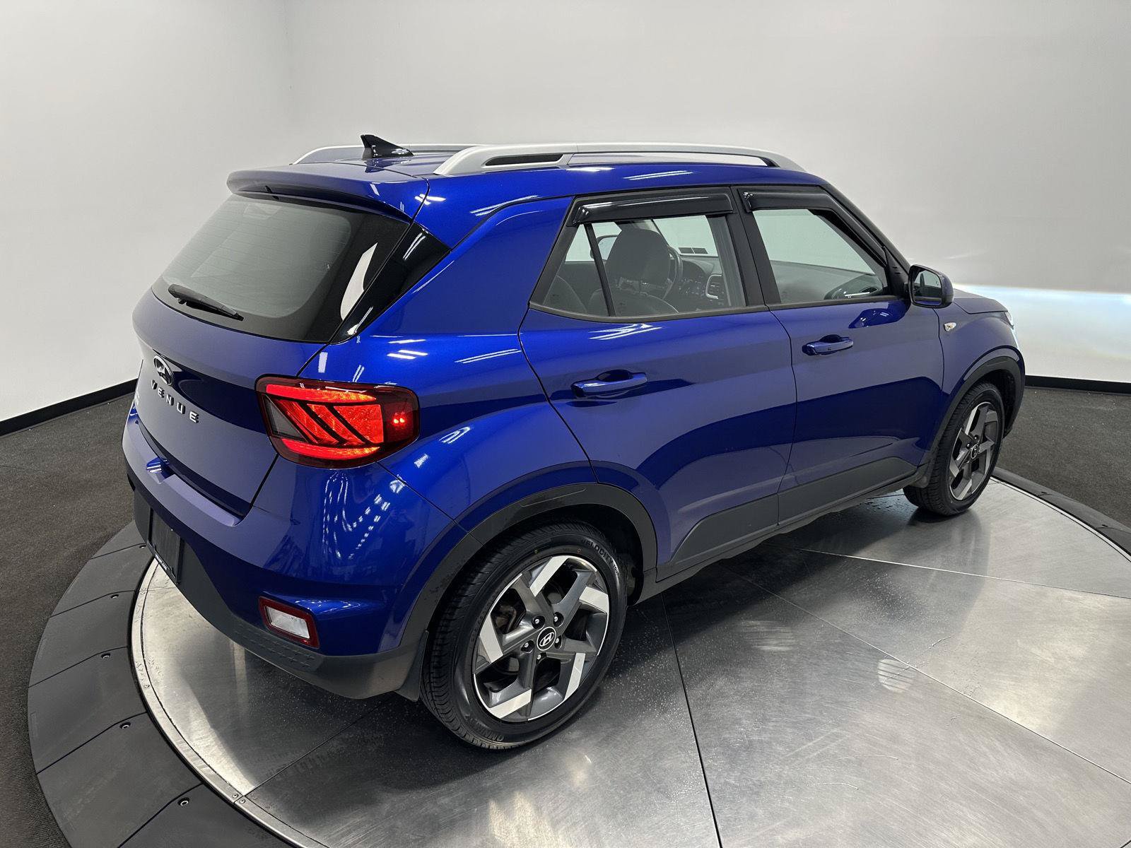 Used 2022 Hyundai Venue Limited FWD image 7