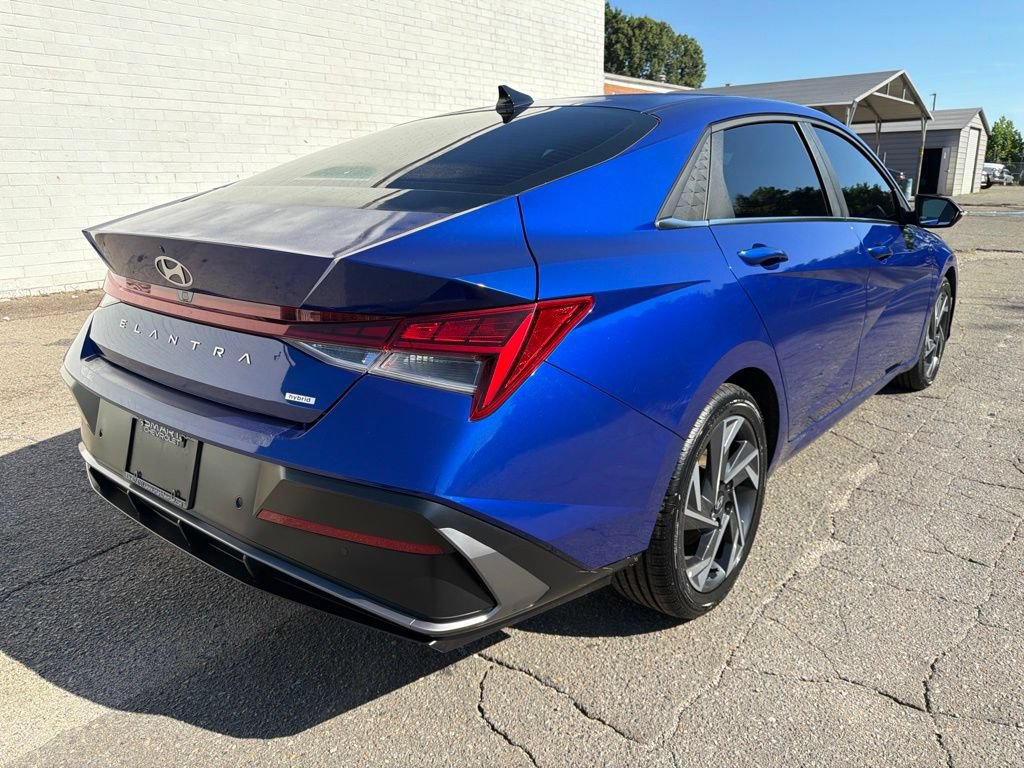 Used 2024 Hyundai Elantra Limited FWD image 2