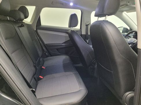 Used 2023 Volkswagen Taos SE w/ Panoramic Sunroof Package FWD image 19