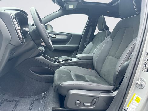 Used 2025 Volvo XC40 B5 Plus AWD/4WD image 11