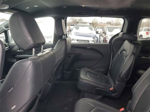 Used 2020 Chrysler Pacifica Touring-L image 9