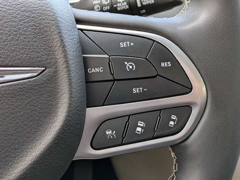 Used 2024 Chrysler Pacifica Touring-L FWD image 28