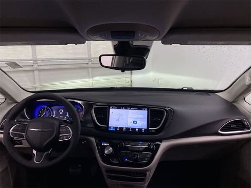 Used 2024 Chrysler Pacifica Touring-L image 12