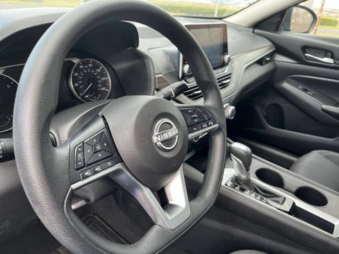 Used 2025 Nissan Altima 2.5 SV FWD image 34