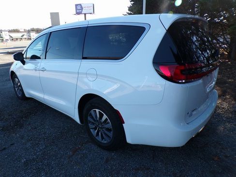 Used 2023 Chrysler Pacifica Touring-L image 3