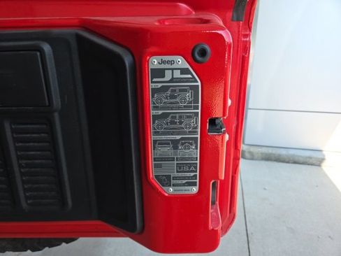 Used 2019 Jeep Wrangler Unlimited Sahara w/ Dual Top Group AWD/4WD image 46