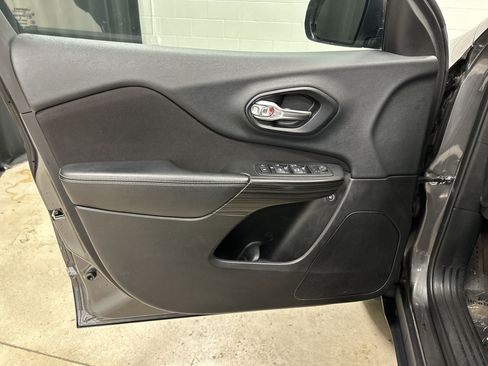 Used 2015 Jeep Cherokee Latitude w/ Cold Weather Group image 14