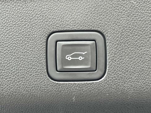 Used 2023 GMC Yukon XL Denali image 12