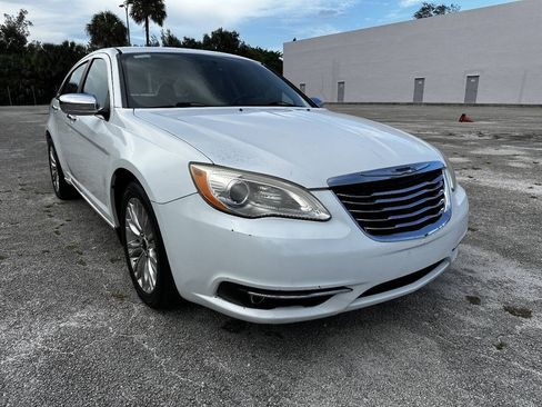 Used 2011 Chrysler 200 Limited FWD image 4