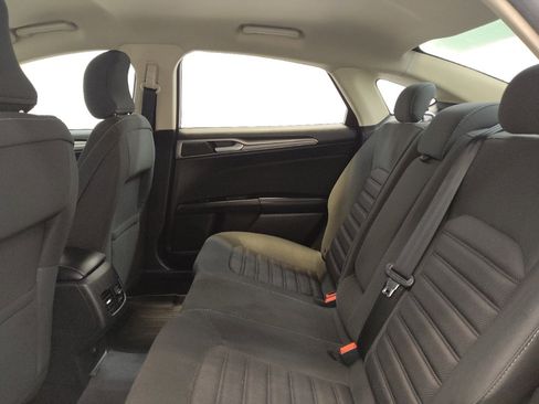 Used 2017 Ford Fusion SE w/ Fusion SE Technology Package image 18