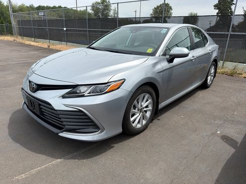 Used 2022 Toyota Camry LE FWD image 4
