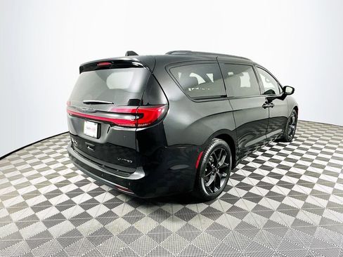 Used 2025 Chrysler Pacifica Limited image 11