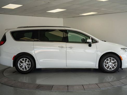 Used 2020 Chrysler Pacifica Touring-L FWD image 7