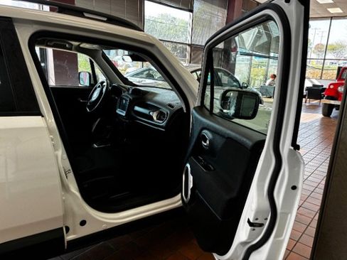 Used 2020 Jeep Renegade Latitude image 27