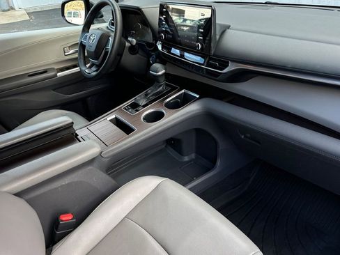 Used 2022 Toyota Sienna XLE FWD image 17