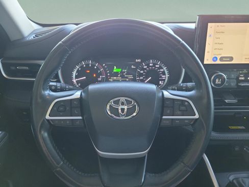 Certified 2023 Toyota Highlander XLE image 28