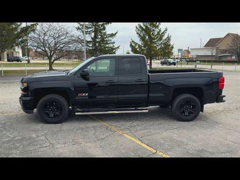 Used 2018 Chevrolet Silverado 1500 LT w/ Midnight Edition image 31