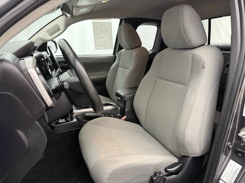 Used 2018 Toyota Tacoma SR5 w/ SR5 Appearance Package (SM) AWD/4WD image 11