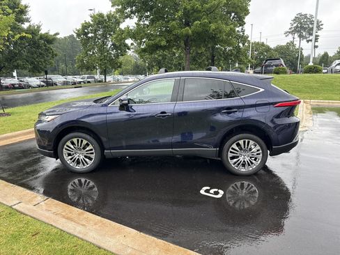 Used 2024 Toyota Venza XLE AWD/4WD image 7