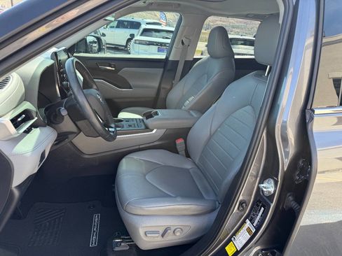 Used 2021 Toyota Highlander XLE AWD/4WD image 3