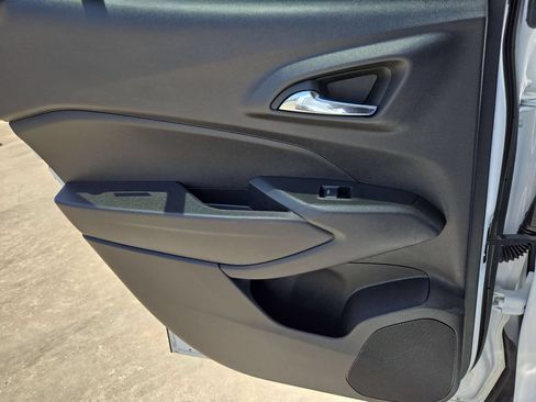 Used 2025 Chevrolet Trax LT w/ LT Convenience Package FWD image 26