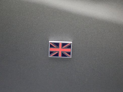 Used 2021 Aston Martin V8 Vantage Roadster image 36