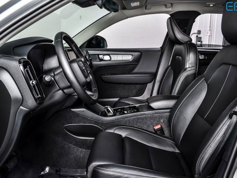 Used 2025 Volvo XC40 B5 Plus image 17