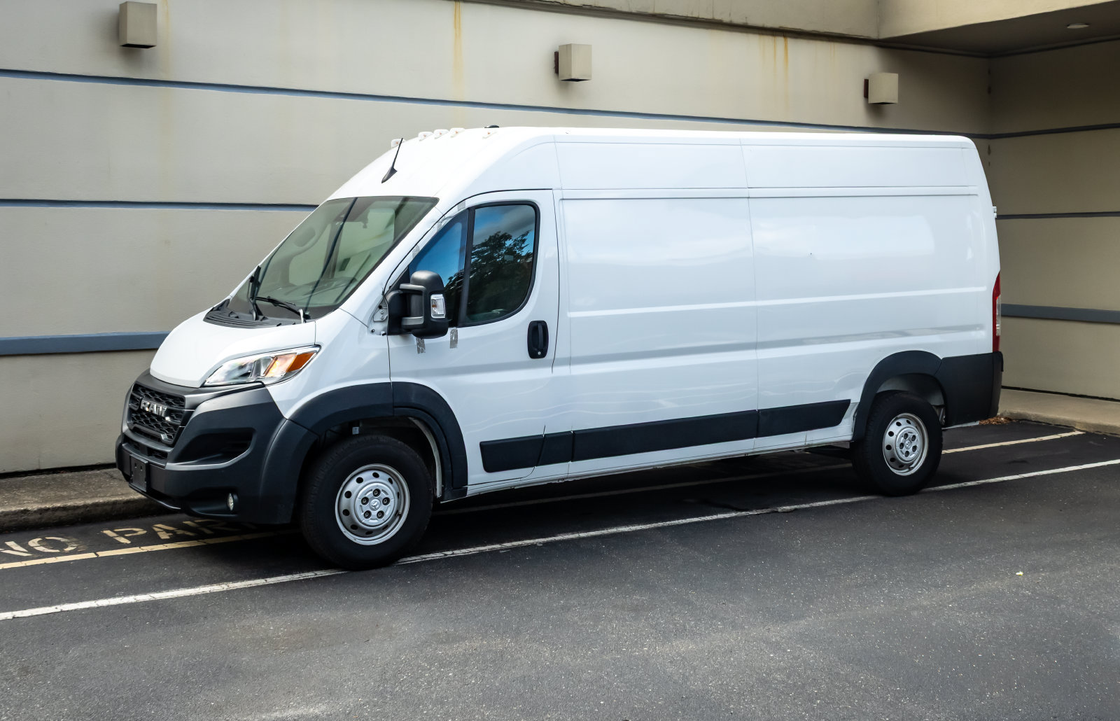 Used 2024 RAM ProMaster 2500 w/ Convenience Group FWD image 3