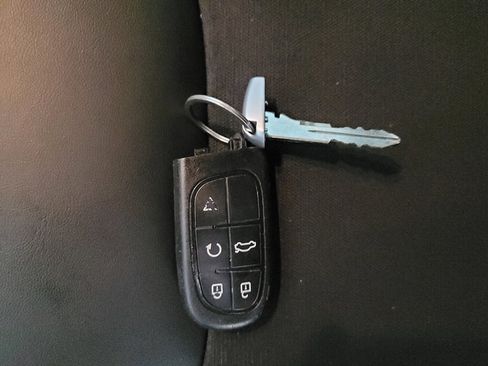 Used 2019 Jeep Cherokee Latitude Plus FWD image 32