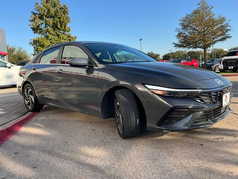 Used 2025 Hyundai Elantra SEL image 5